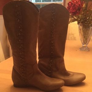 Woman’s leather olive green boots